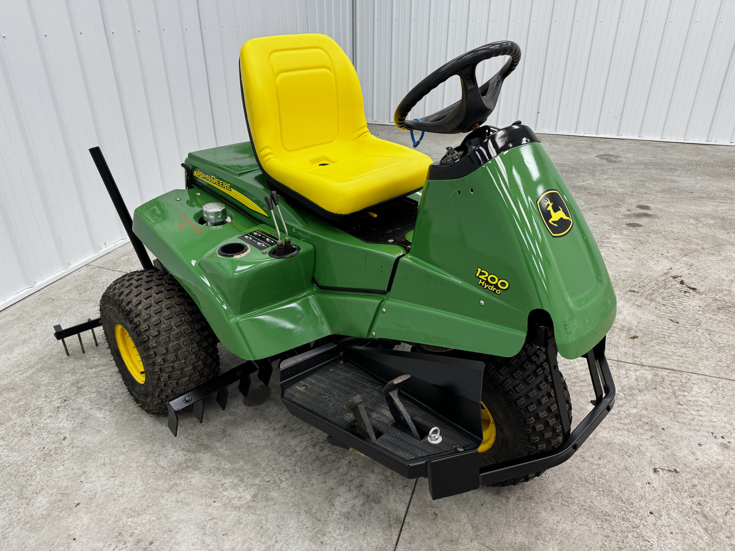 2019 John Deere 1200H Gas 3WD Bunker and Field Rake - Image 3