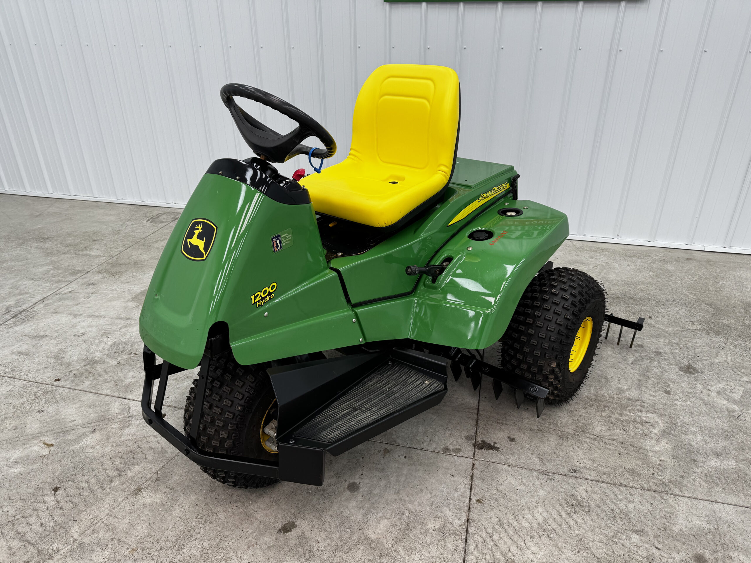 2019 John Deere 1200H Gas 3WD Bunker and Field Rake - Image 2