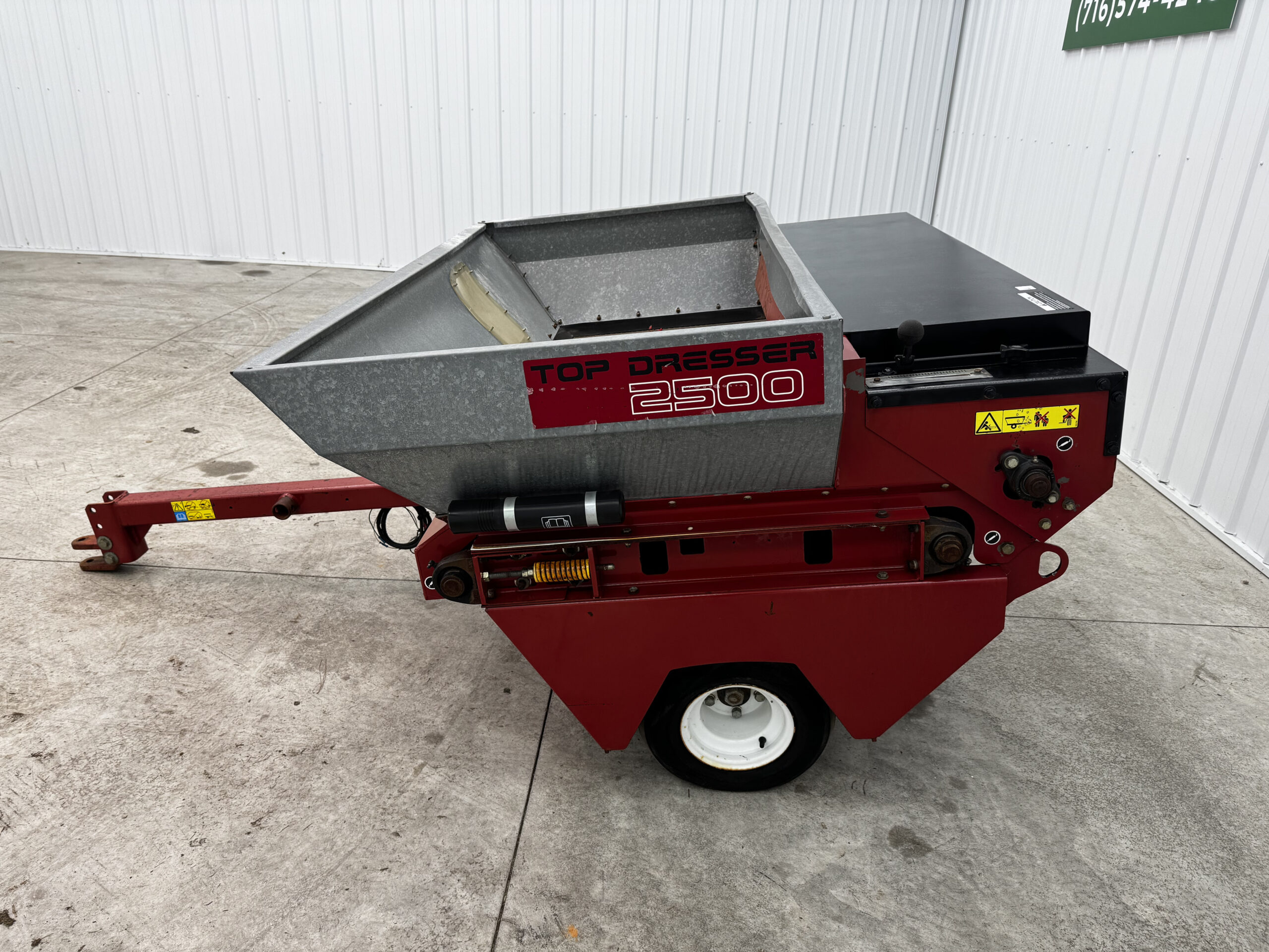 Toro Top Dresser 2500 Pull Behind Turf and Field Top Dresser - Image 4