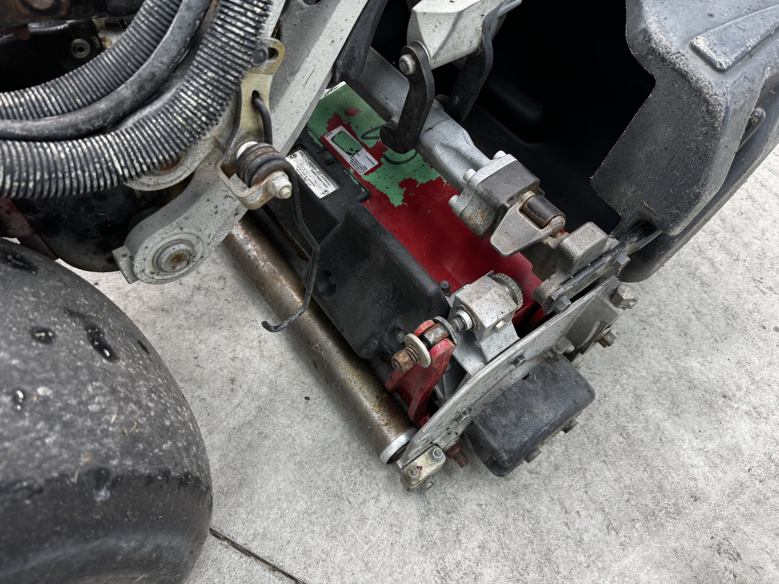 2013 Greensmaster 3300 Gas 2WD Greensmower - Toro - Image 6