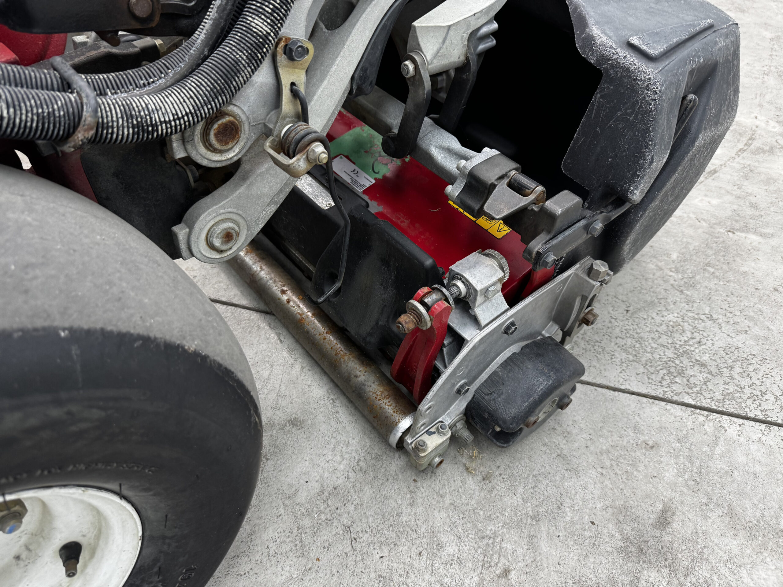 2013 Greensmaster Triflex 3300 Gas 2WD Greensmower - Toro - Image 8