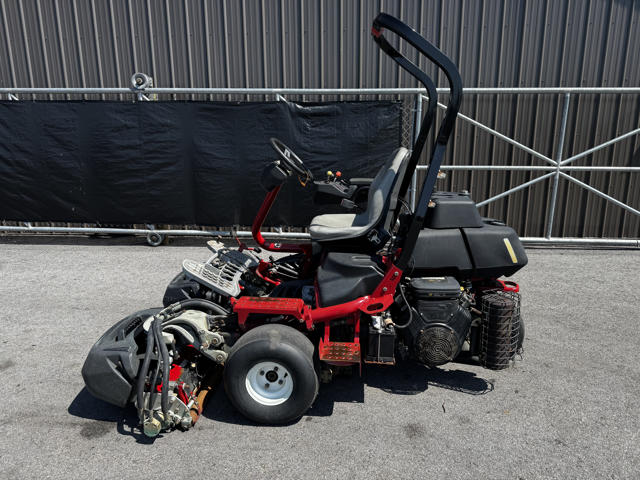 2012 Greensmaster Triflex 3300 Gas 2WD Greensmower - Toro - Image 4
