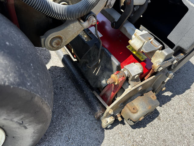 2012 Greensmaster Triflex 3300 Gas 2WD Greensmower - Toro - Image 7