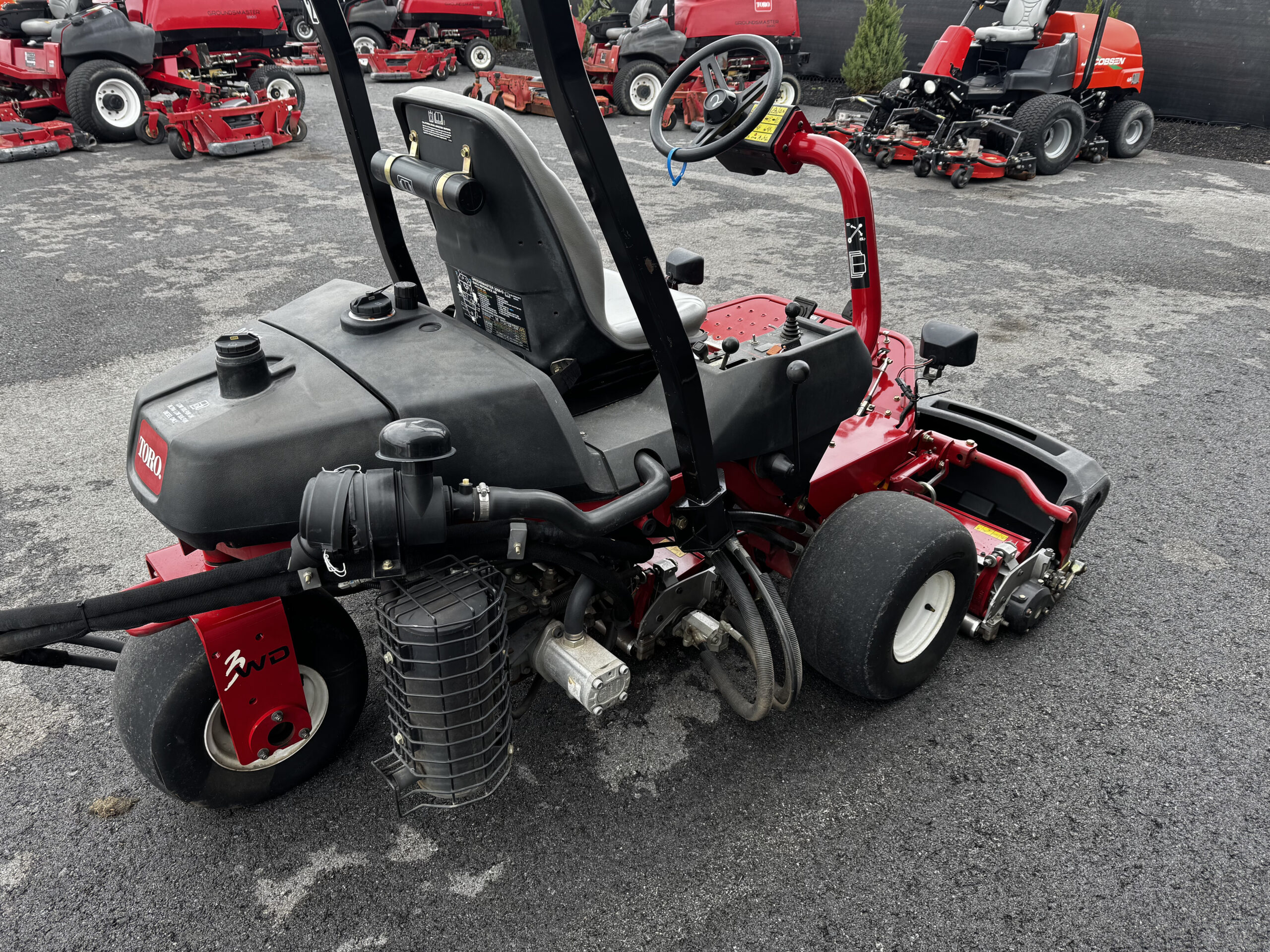 2013 Greensmaster 3250 Diesel 3WD Greensmower - Toro - Image 4